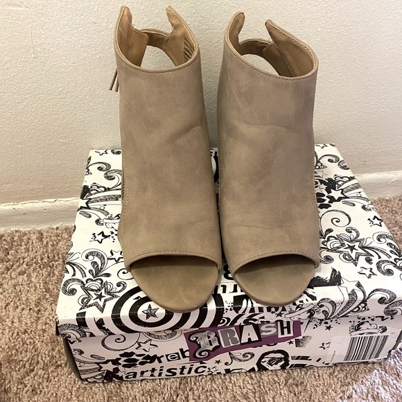 Sling back Wedge open toed sandals faux Suede Tuape size 8. Gently worn - Picture 2 of 7